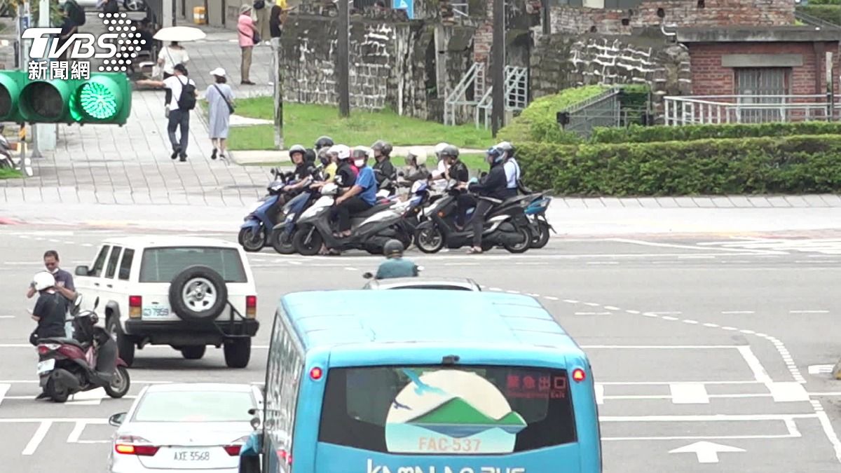 機車可以直接左轉了!台南市府試辦53路段 成效卻引發論戰