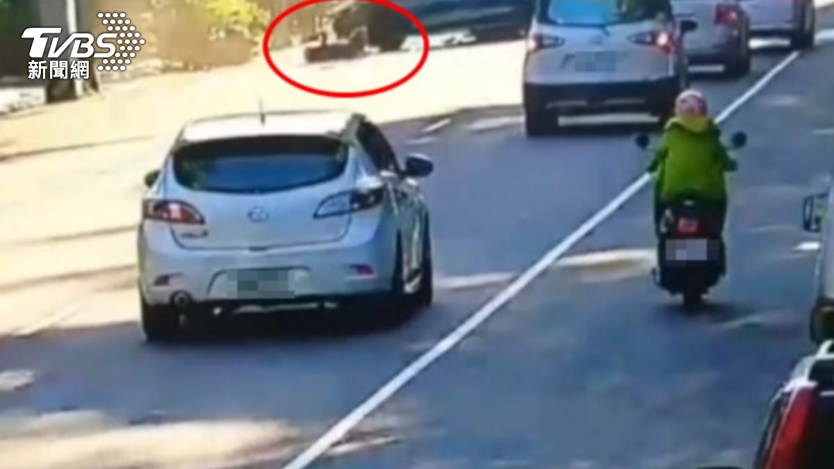 轎車路口突大迴轉! 2機車騎士遭撞翻 1人腿骨折多處傷送醫