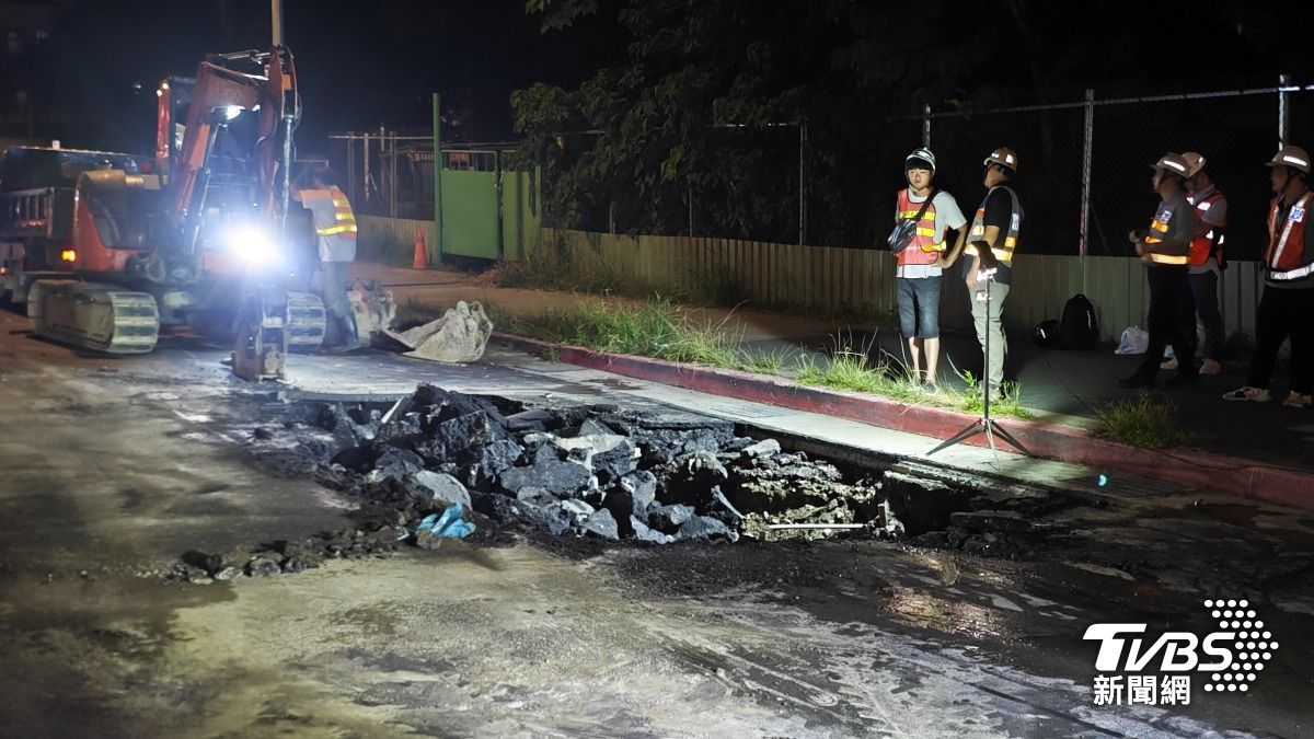 林森北路現天坑!地下水管破裂致路面塌陷 北市新工處徹夜搶修