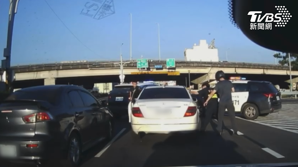 台南鬧區驚險圍捕!警車陣中掏槍包抄 抓到毒駕通緝犯