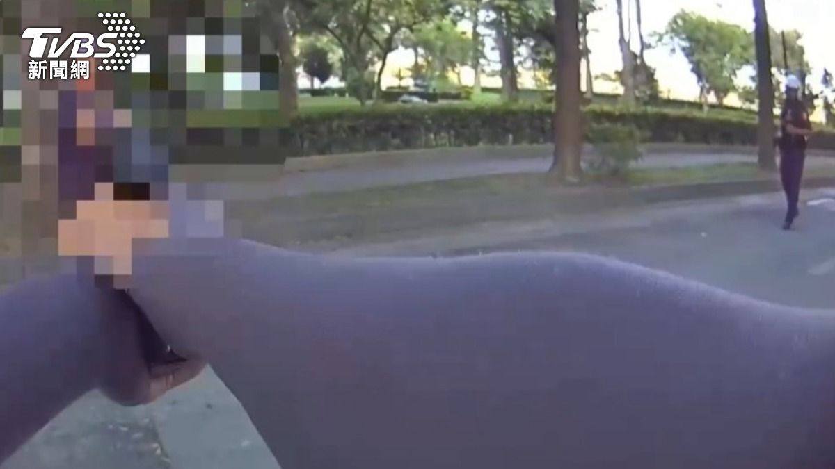毒品通緝犯持刀抵頸拒捕! 警對空連開6槍 噴辣椒水壓制逮人