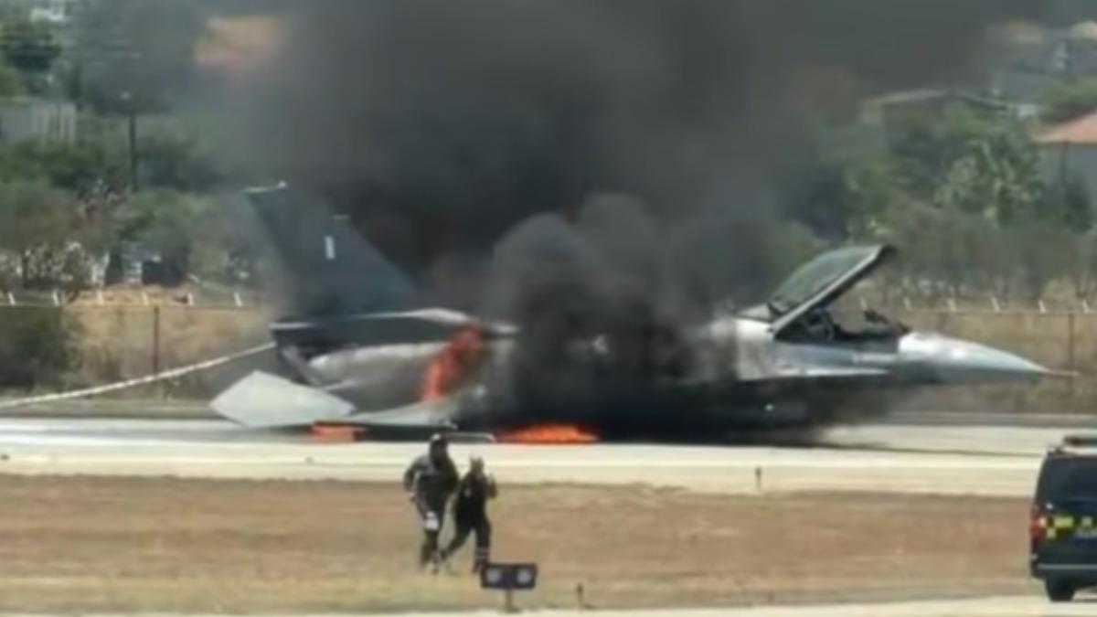 有片/希臘F-16戰鬥機「空中起火」 迫降燒到跑道飛官急逃生