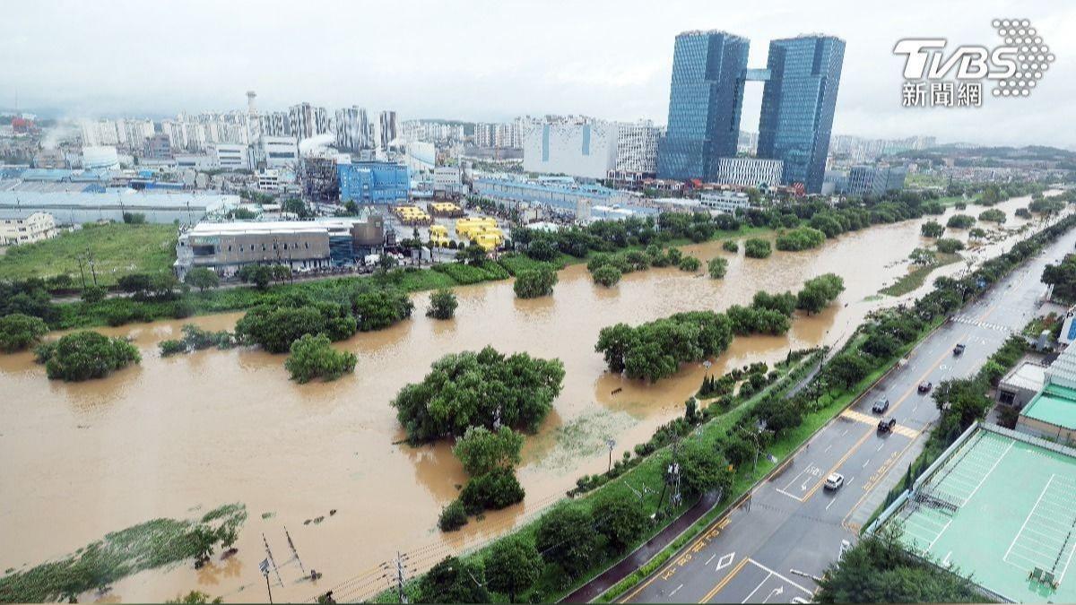 極端暴雨灌南韓!486處損.7旬翁遭沖走 首爾首發淹水警報