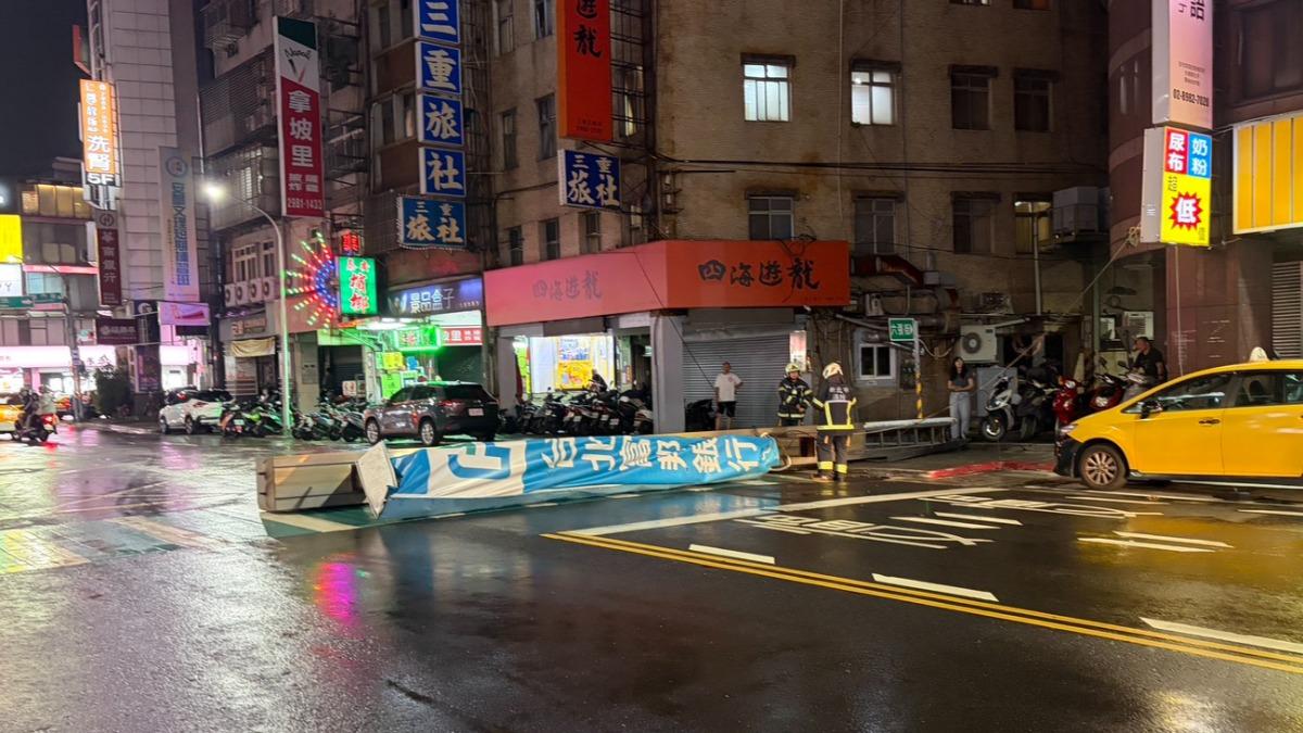 影音/颱風夜砰一聲巨響!三重招牌重砸路面 機車騎士「差點被壓」