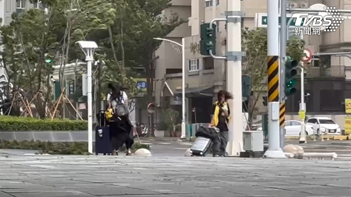 巴威發威!高雄9級陣風吹倒機車、紅綠燈躺地 行人快站不住