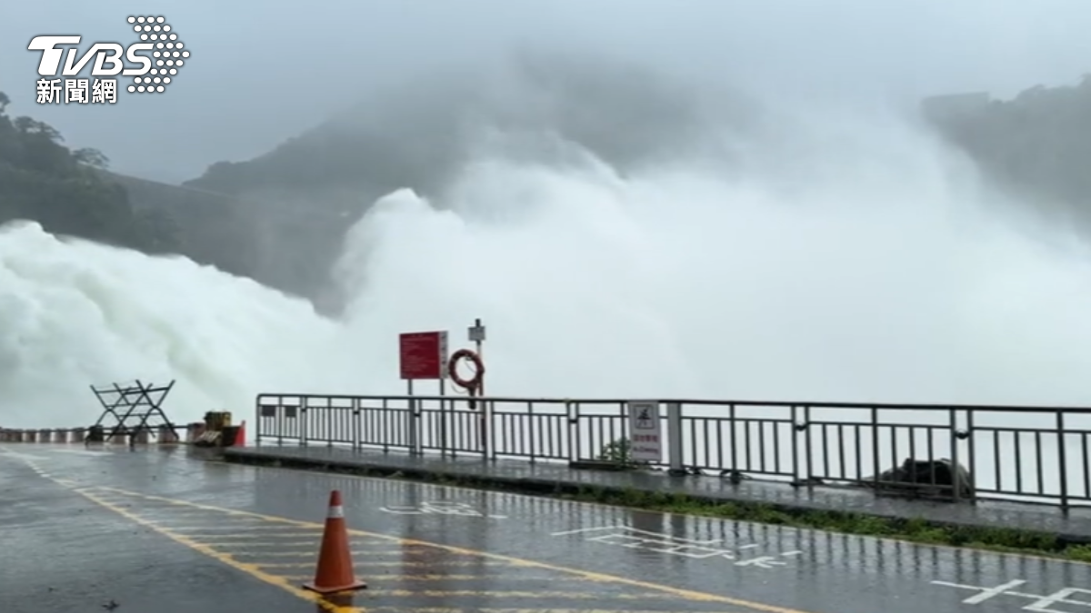 影音/睽違618天石門水庫洩洪!民眾冒雨圍觀 傘被吹開花也要看