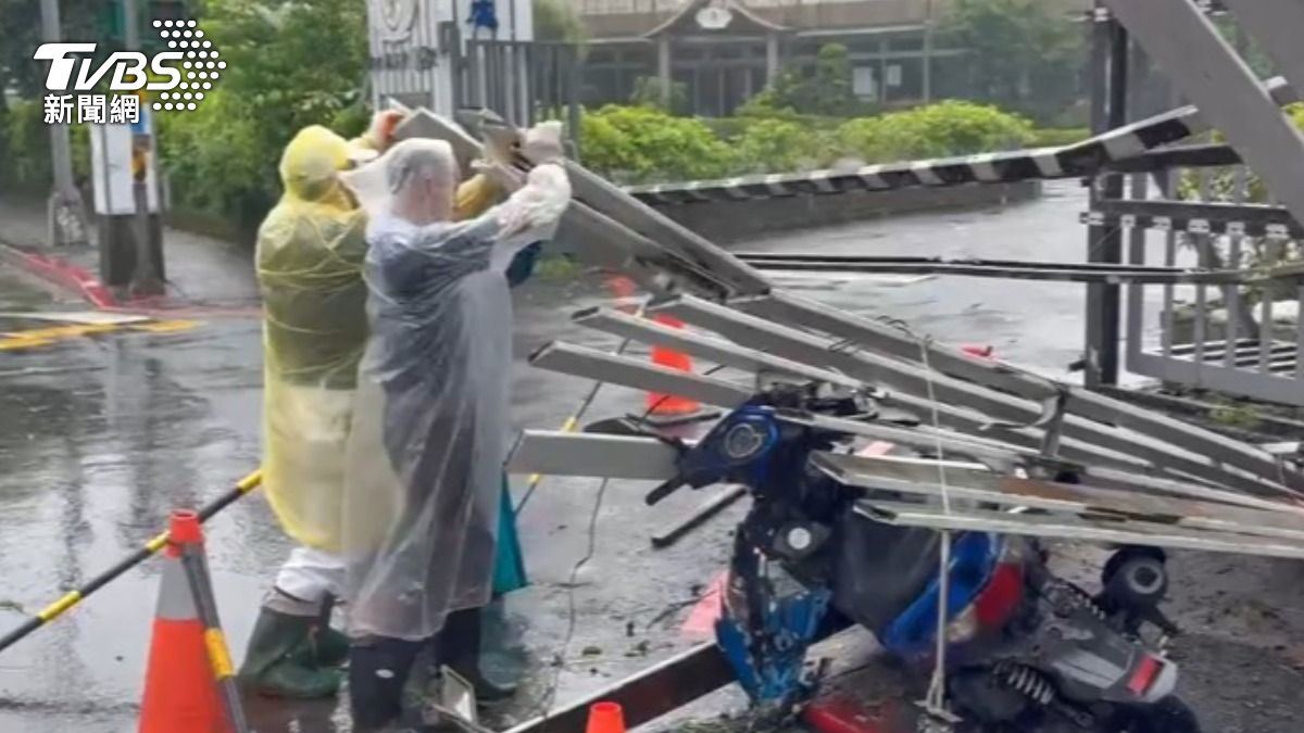 影音/巴威颱風襲北市!內湖山壁落石遭雨沖落 北市22處路樹倒塌