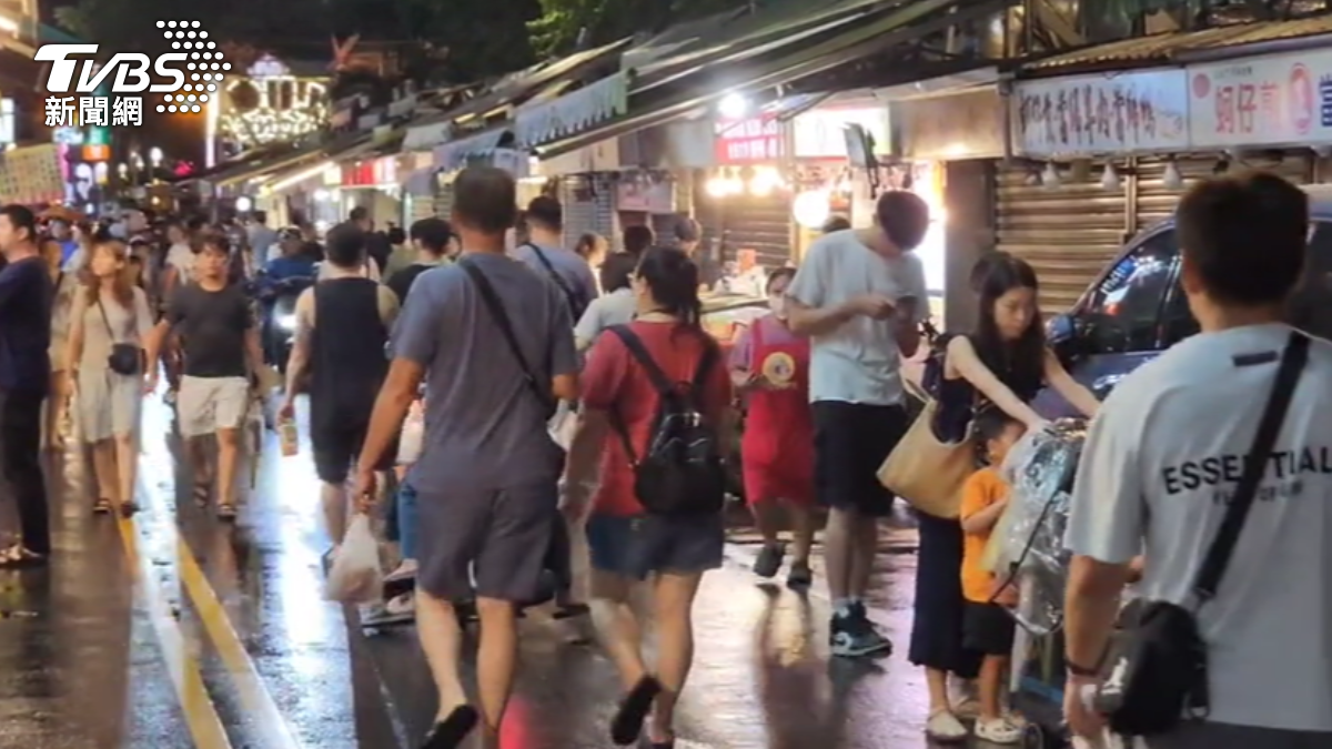 颱風剛走人潮湧羅東夜市!攤商嘆生意差很多 藝穗節街舞賽取消參賽者怒