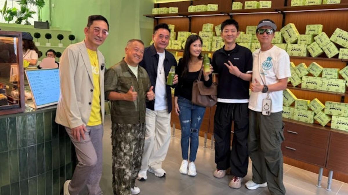 ��־ΰ����2���������ŵ��ú��չ˰�ѩ����3����������˸�һ�𿪵굱�ϰ塣 ��ͼ/����������С���飩