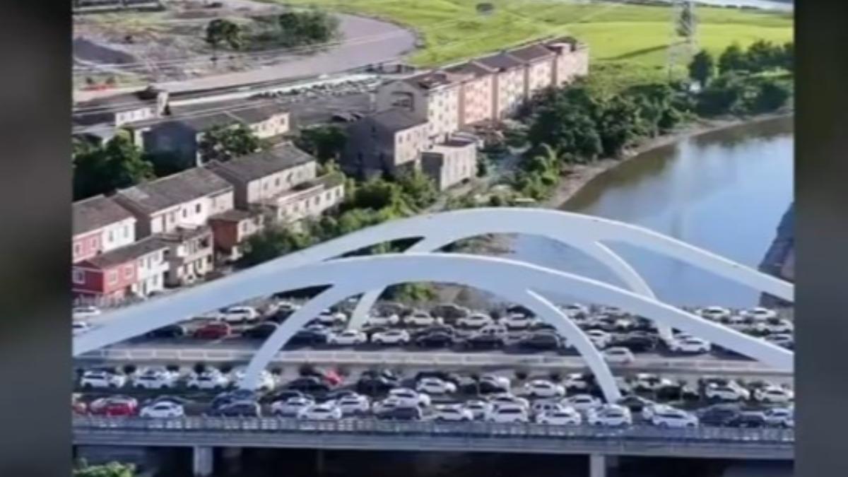 影音/巴威颱風來襲出奇招!浙江車主集體「開上高架橋」 空拍畫面超壯觀