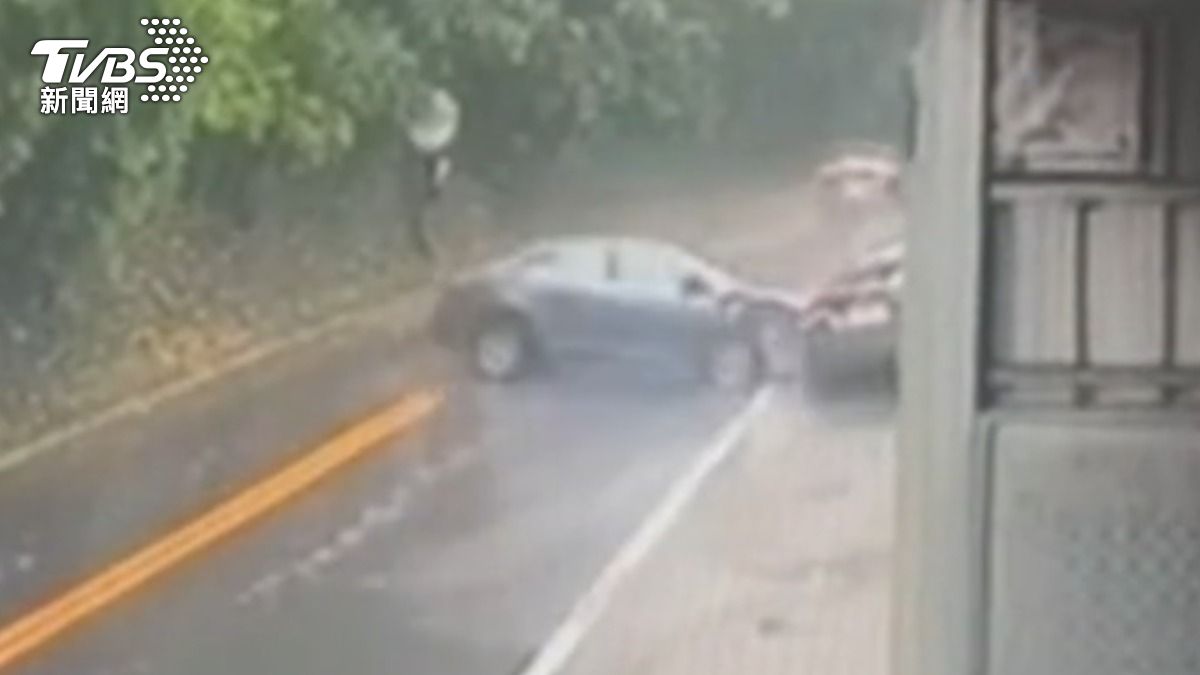 影音/60歲男疑血糖過低「連撞2車」車頭全毀 前車急拉開距離躲劫