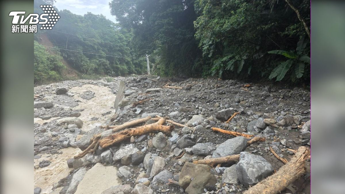 巴威肆虐新竹山區!道路變黃泥河 車不通居民徒步進出