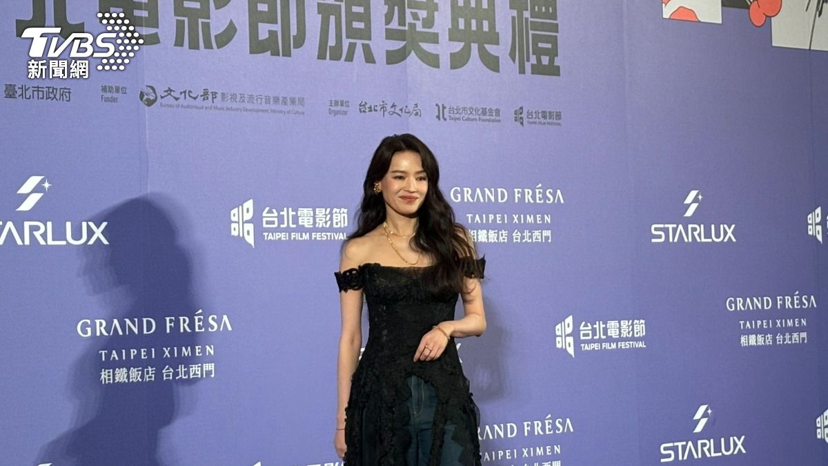 北影28/舒淇亮麗問鼎導演獎!開玩笑控陳玉勳搶獎 不怕馮德倫公仔佔獎座空間