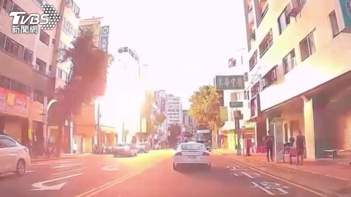 影音/驚悚瞬間!台中電線桿「突起火爆炸」 222戶跳電急搶修