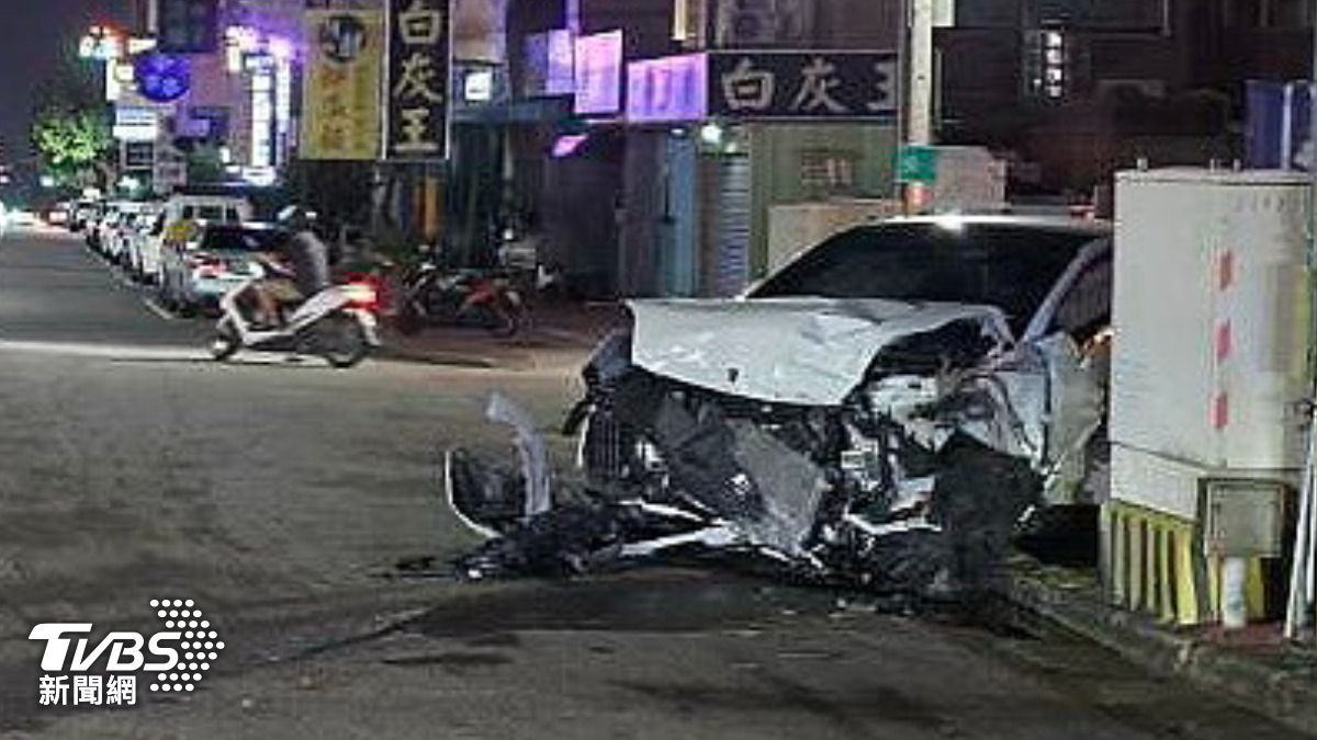 台中男酒駕闖紅燈「打保齡球式」連撞4車 6人送醫