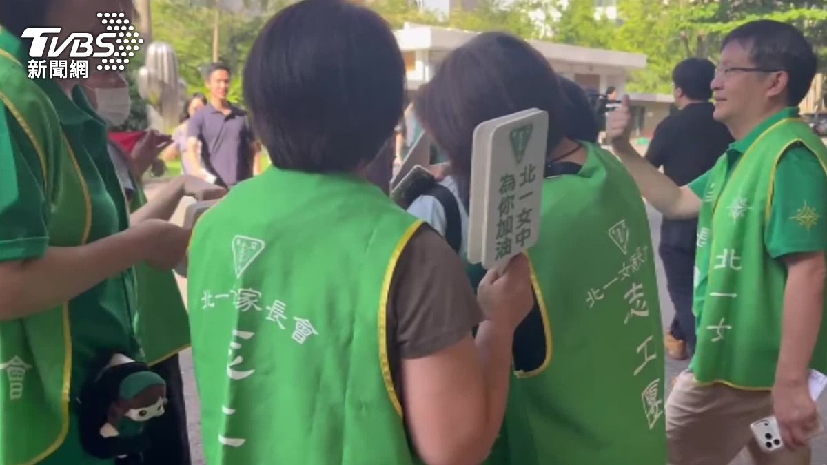 分科測驗首日考生崩潰痛哭!老師暖擁打氣 「這措施」首度上路