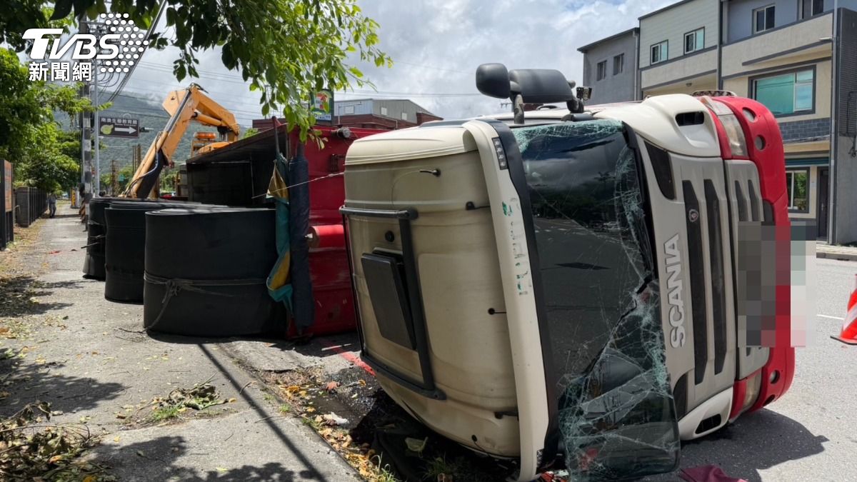有片/宜蘭曳引車「轟然側翻」!過彎猛衝路邊 驚險畫面曝
