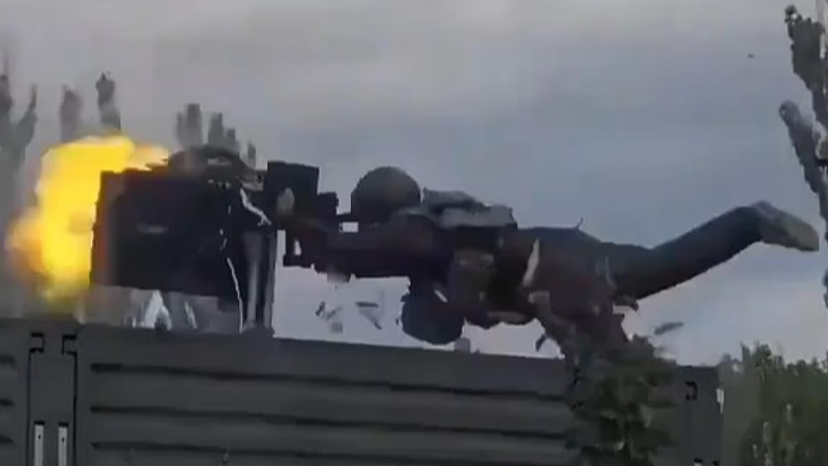 演習變絕命終結站!俄天兵失控甩飛 機關槍360度狂掃差點射死同袍