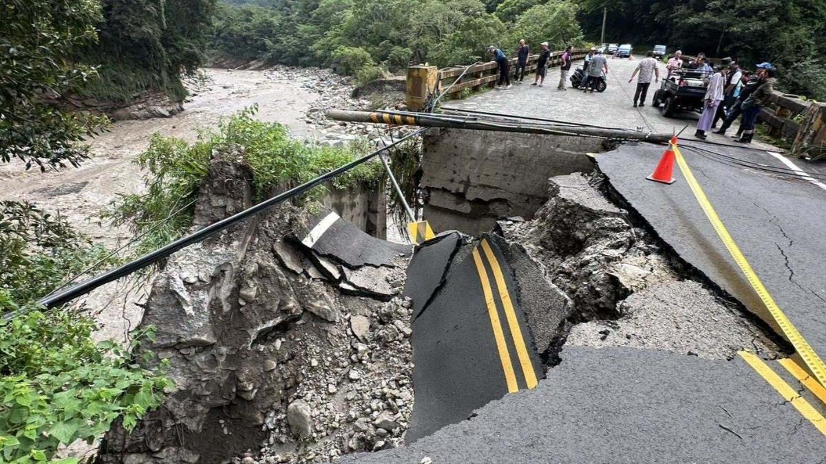 苗21線石壁橋路基掏空!苗栗東河村「7/14停班停課」