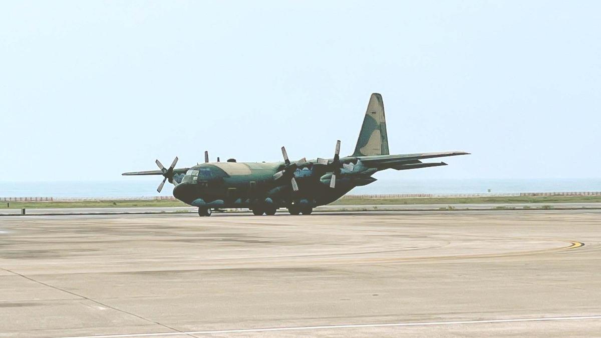 金門機場塞爆!軍機天候不佳也取消 數百人候補上返台