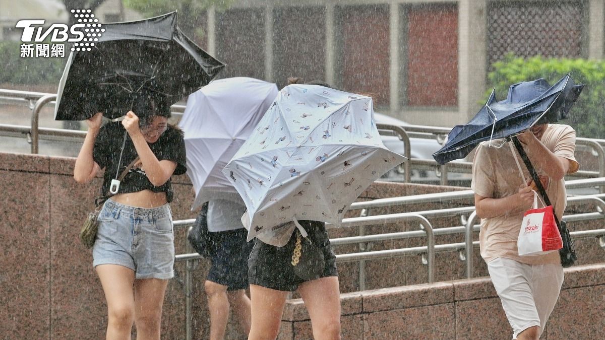 天氣/大雷雨夜襲!8縣市又發「豪雨特報」 恐一路轟到明晨