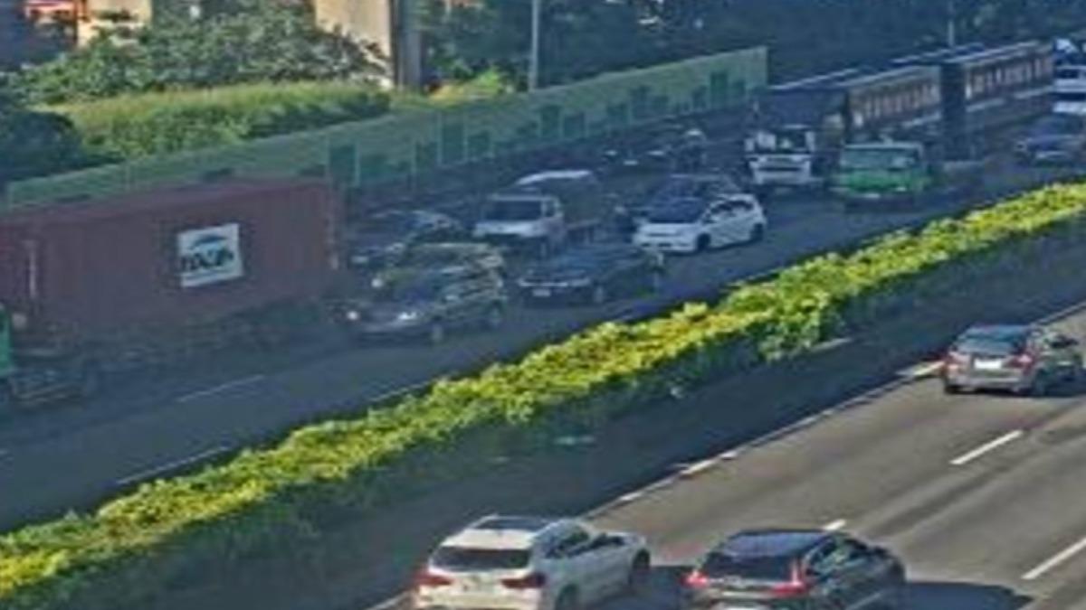 上班注意!國1「3車連環撞」碎片四散 車流回堵整段紫爆