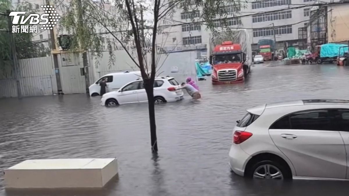 巴威共伴釀雨彈 狂襲河北.東北! 瀋陽馬路可游泳.衝浪