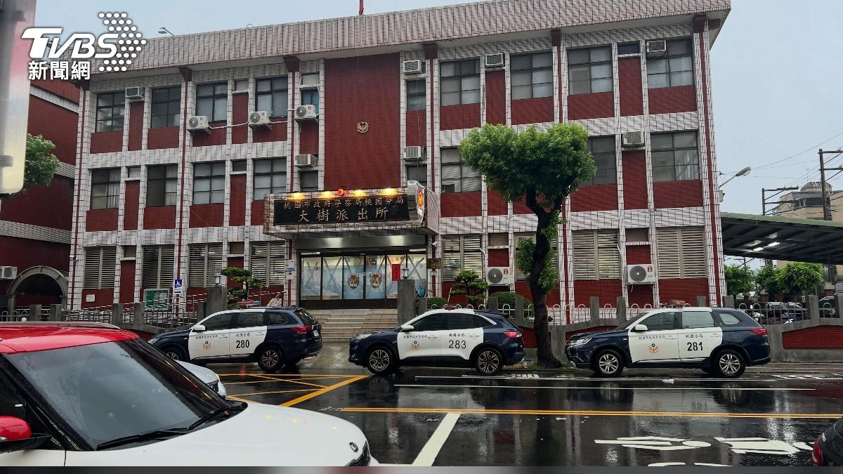 獨家影音/颱風撤離車故障!求助派出所控遭拒 車主冒雨跪地修車「指甲斷.膝蓋傷」