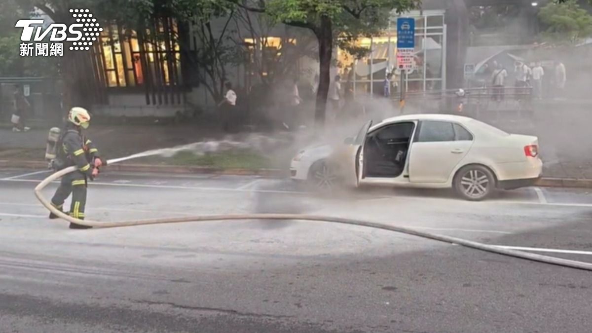 快訊/南港捷運站旁小客車引擎蓋冒煙 警消射水撲滅無人傷
