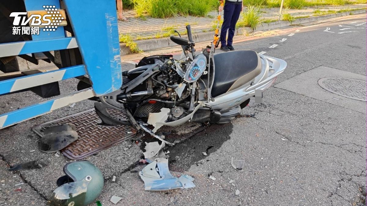 機車騎士追撞路邊聯結車，送醫搶救不治。（圖／TVBS）