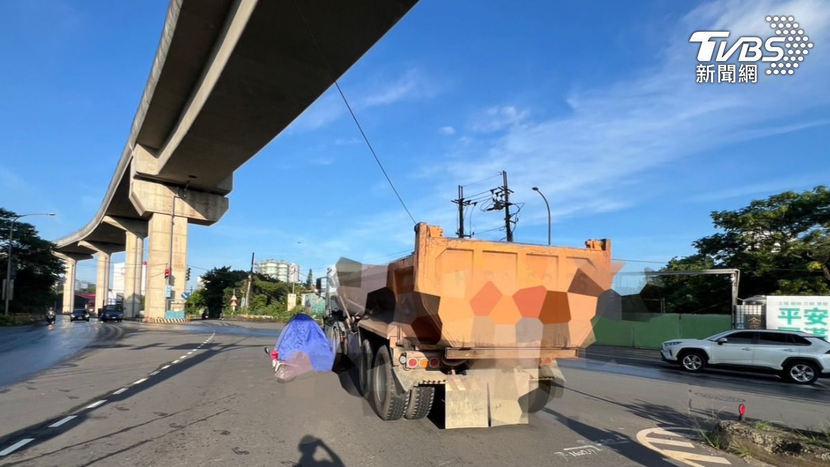 新北市三峽區今（16）日上午6時許發生一起死亡車禍。（圖／TVBS）