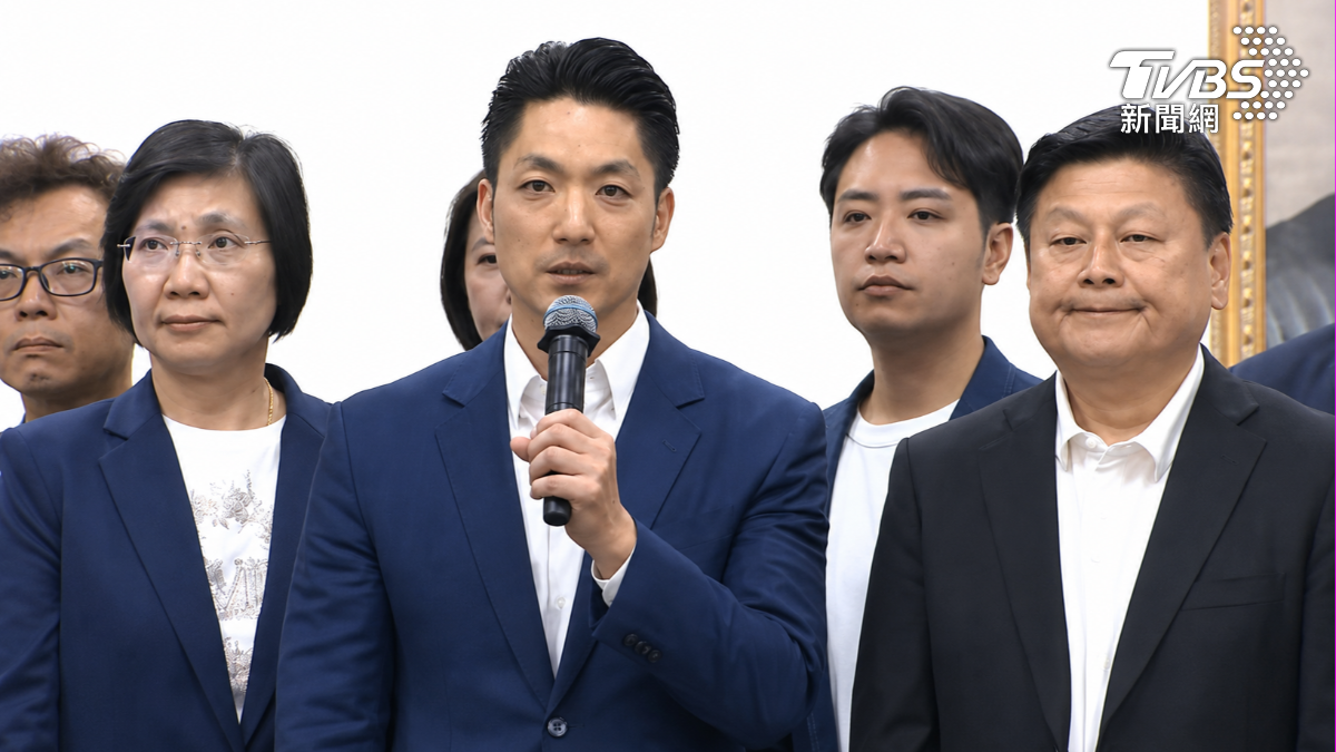 蔣萬安出招了！拜會藍白黨團　嗆綠：逼我吃毒油、上街頭