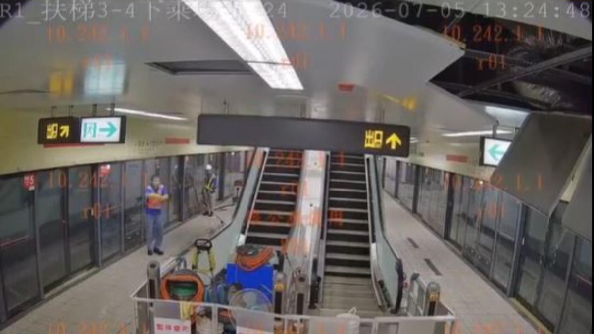 北捷站內天花板塌!蔣萬安稱「洗地板」 議員轟:你沒拖過地?
