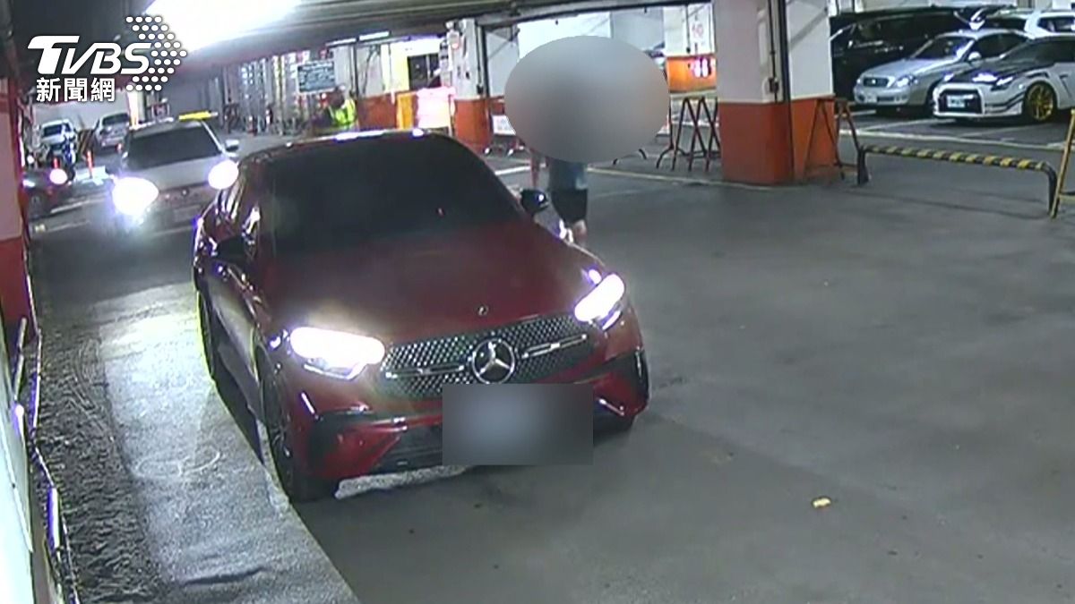 停車場驚見車擋道!疑輾反光標記爆胎停逾2天 車主索賠拒移車