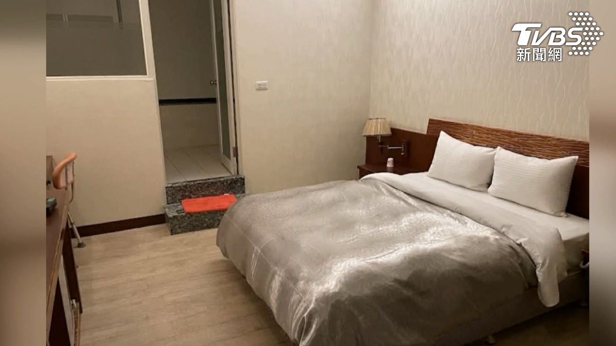房型不同、髒亂不退費! 櫃檯旅客互罵丟錢盤 業者鞠躬致歉