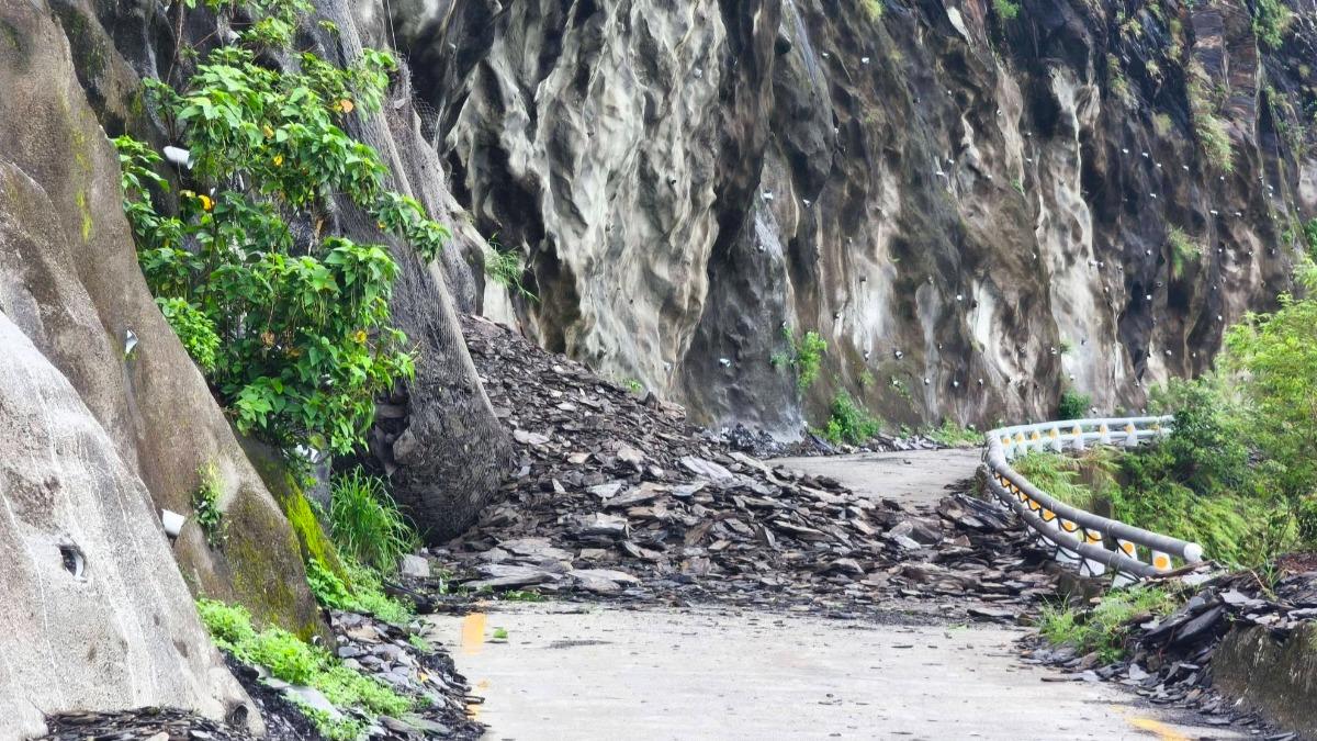 快訊/暴雨釀災!屏東霧台「土石崩落」聯外道中斷 部落淪孤島