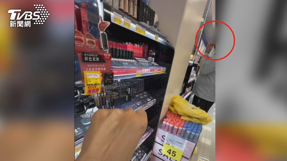 把美妝店當自己家? 阿伯拿卸妝水「清肚臍、牙齒」