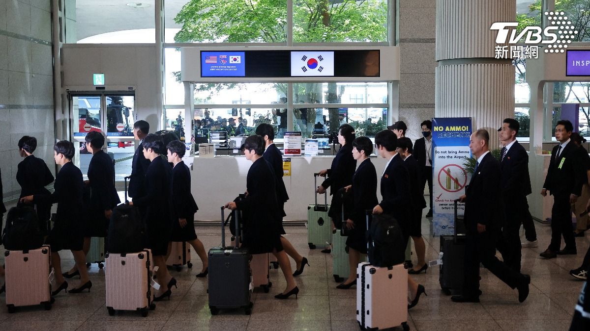 陸客鑽圍欄集體插隊!韓國仁川機場地勤被撞傷 急加裝隔板
