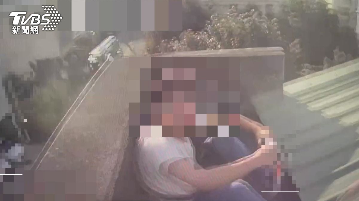 台中男反鎖消失!屋頂突傳詭異腳步聲 警衝頂樓飛撲救命