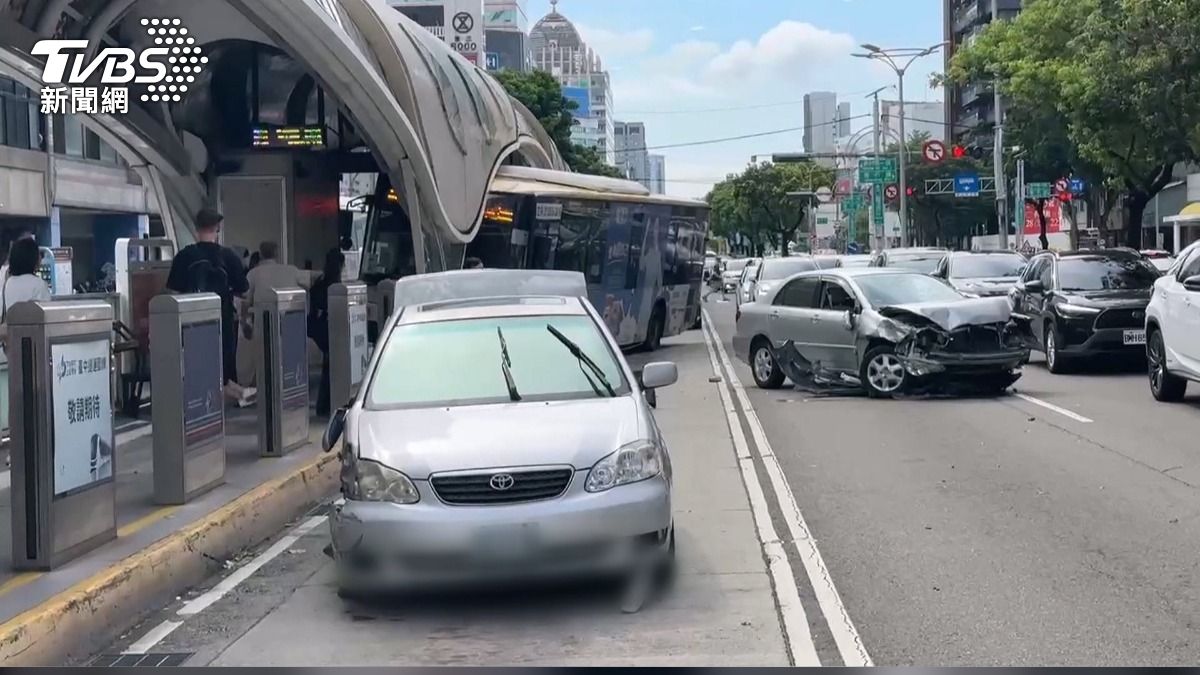 台中連環撞!轎車追撞波及公車 半車身「插進候車亭」4人傷