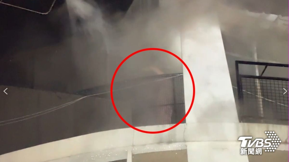 台中歇業餐廳深夜竄火!6人受困頂樓揮手求救 火勢猛烈延燒