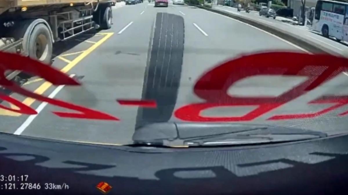 砂石車百斤重輪胎「脫落狂滾」!撞小黃玻璃 驚悚畫面曝