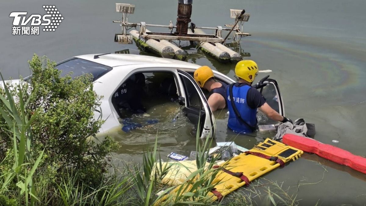 快訊/台南轎車衝入魚塭!淹沒僅見車頂 男駕駛救起已溺斃