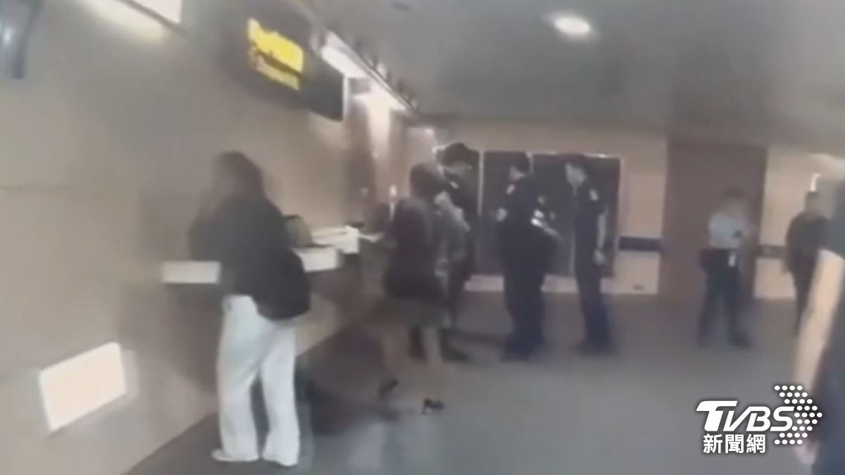 手機看影片太大聲好吵! 北捷免費充電區上演全武行
