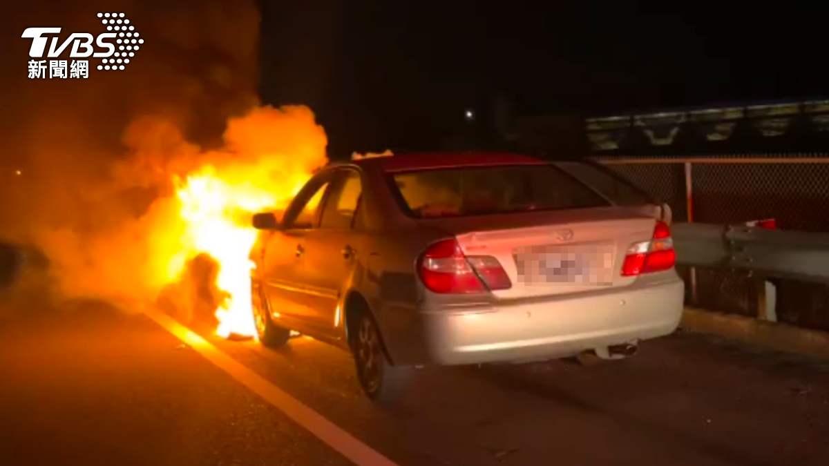 國道火燒車!「開到一半」車頭詭竄煙 駕駛急逃下秒炸成火球