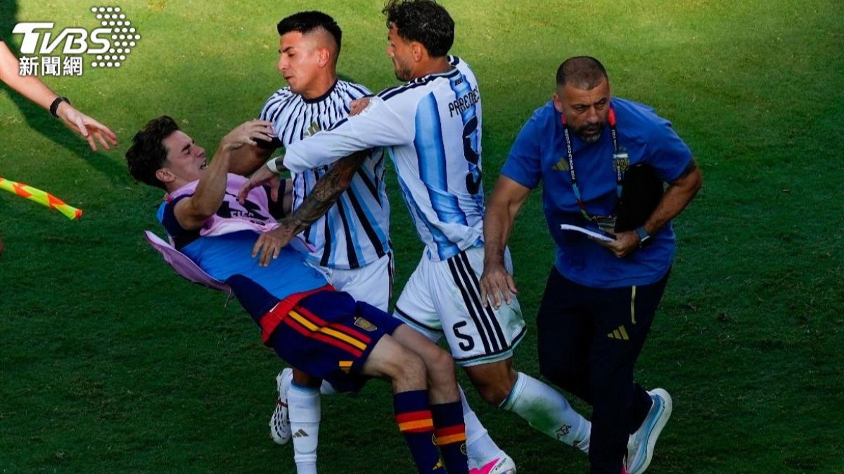 輸不起?世界盃決賽賽後阿根廷攻擊西班牙球員 FIFA要查了