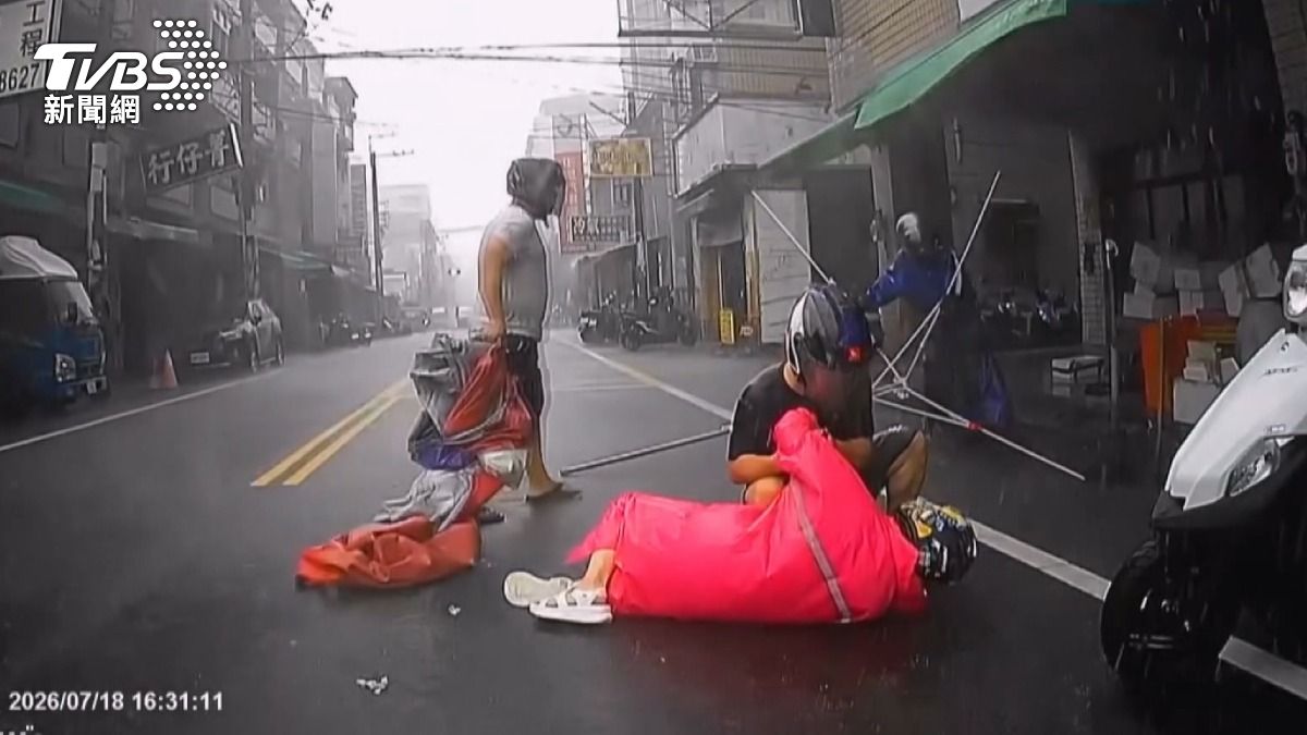 攤販大傘「被吹飛路中」女騎士撞上倒地 攤主:不是我撞的
