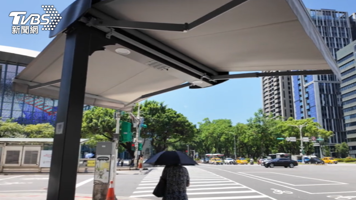 影音/敦化南京路口遮陽傘惹議 旁有騎樓「對面小巨蛋卻沒裝」挨批浪費