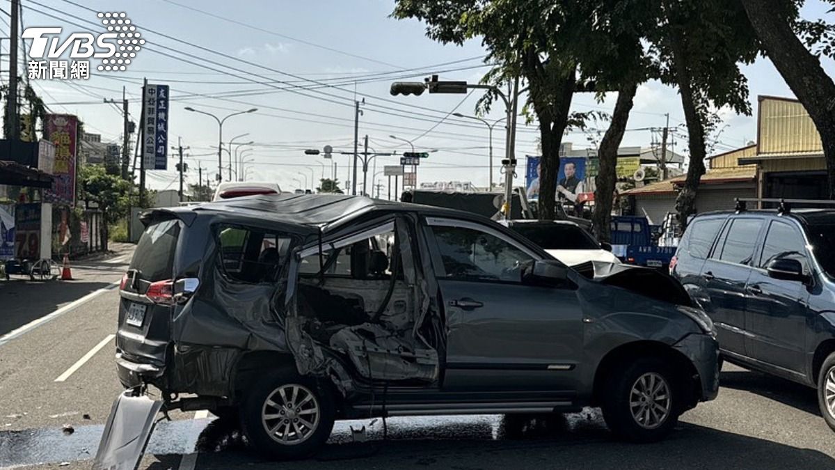 彰化軍用戰術輪車「大外割」襲擊休旅車撞機車 女駕駛腦震盪送醫