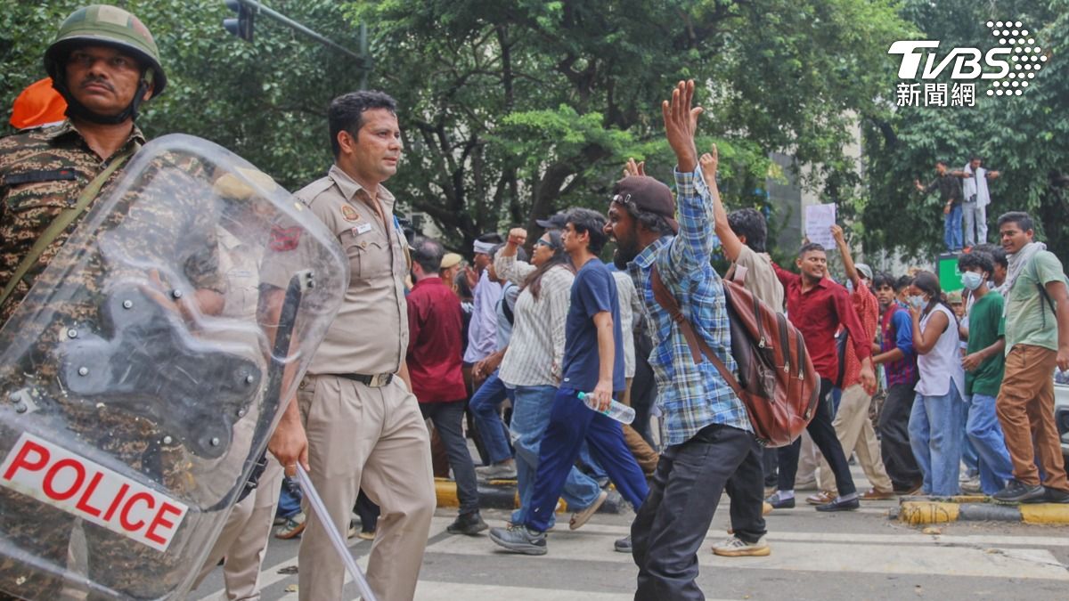 印度警民激烈衝突!催淚彈狂射示威者 「蟑螂人民黨」怒吼民主已死